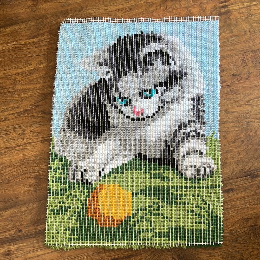 Vintage handmade latch hook kitten tapestry - Picture 6 of 6